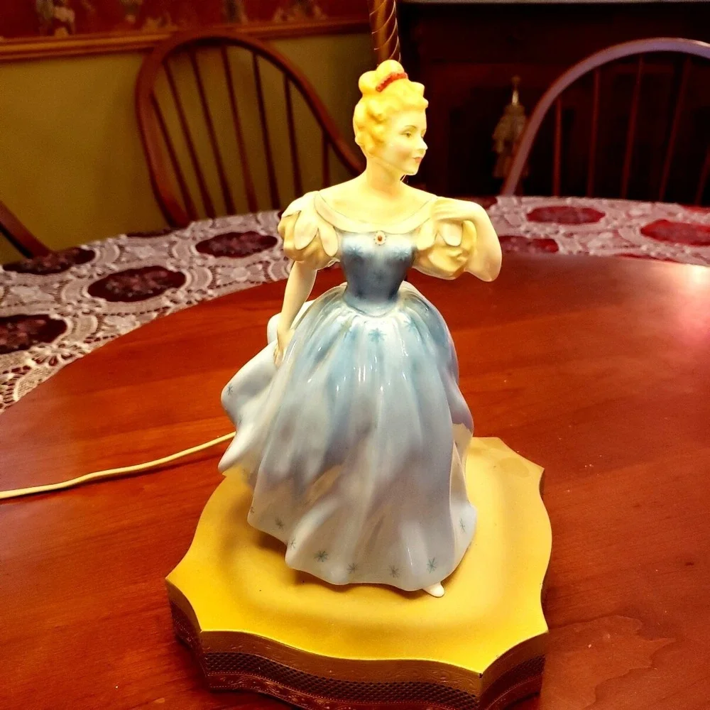 Beautiful Vintage Colonial Victorian Ceramic Lady Figural  Lamp Brass Metal Base